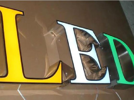 白水介绍LED招牌的基础知识。